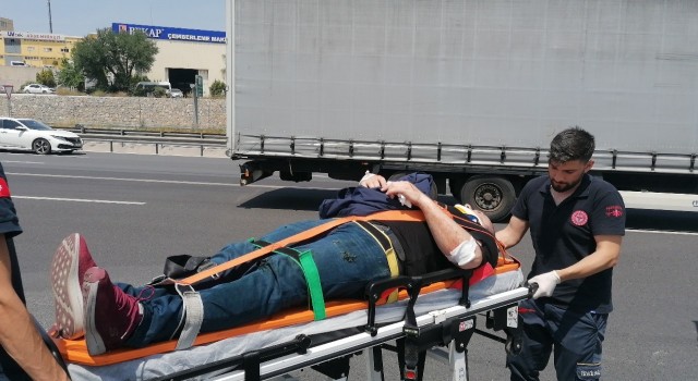TEMde motosiklet bariyerlere çarptı: 2 yaralı