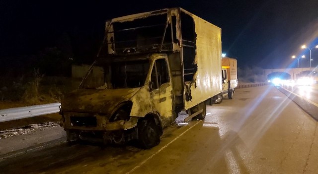 TEMde seyir halindeki kamyonet alev alev yandı