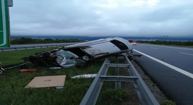 TEMde takla atan otomobil bariyerde asılı kaldı: 3 yaralı