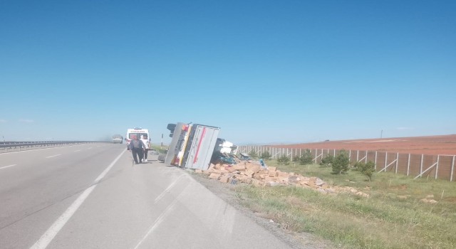 Temizlik malzemesi yüklü tır devrildi;1 yaralı