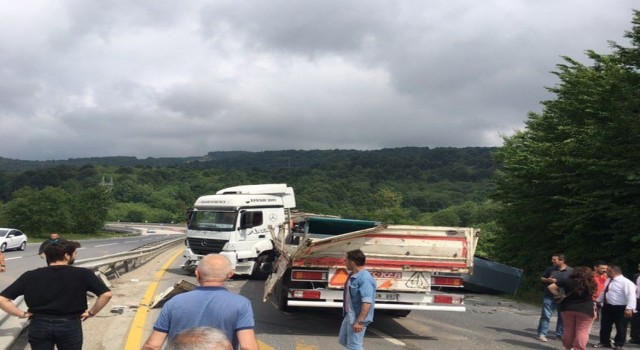 Tır makasladı, yol trafiğe kapandı