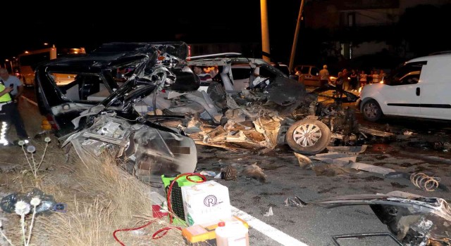 TIRın altına giren minibüs parçalandı, 1 yaralı