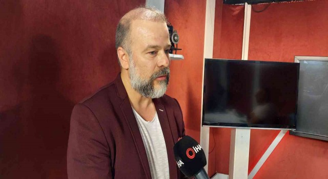Tiyatro sahnesinde sürpriz teklifle dünya evine giren oyuncu Murat Emre Üstün, nikahın perde arkasını anlattı