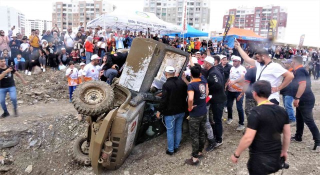 Tokattaki off-road yarışlarında aracın devrilme anı kameralara yansıdı