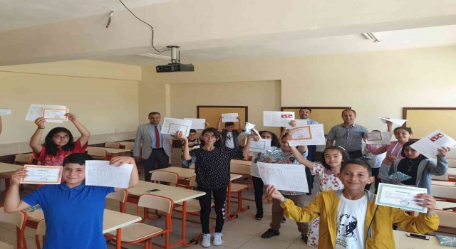 Tomarzada öğrencilerin karne heyecanı