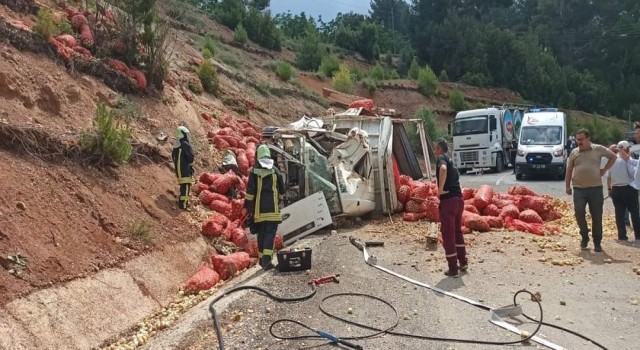 Tonlarca soğan devrilen kamyondan yola saçıldı