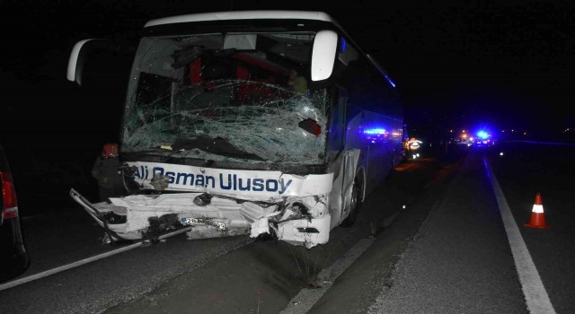 Tosyada otomobil ile otobüs kafa kafaya çarpıştı: 2 ölü 16 yaralı