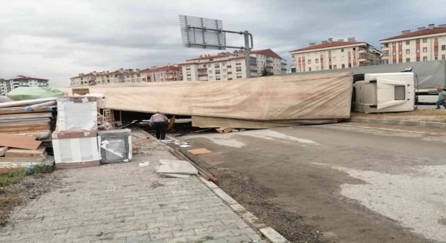 Tosyada tır devrildi, sürücü yaralandı
