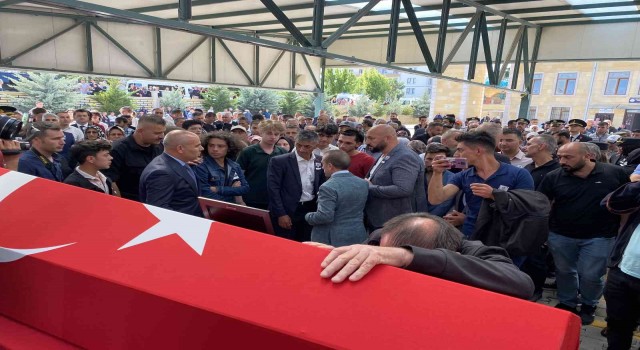 Trafik kazasında yaralanan ve tedavi gördüğü hastanede şehit olan asker Niğdede toprağa verildi