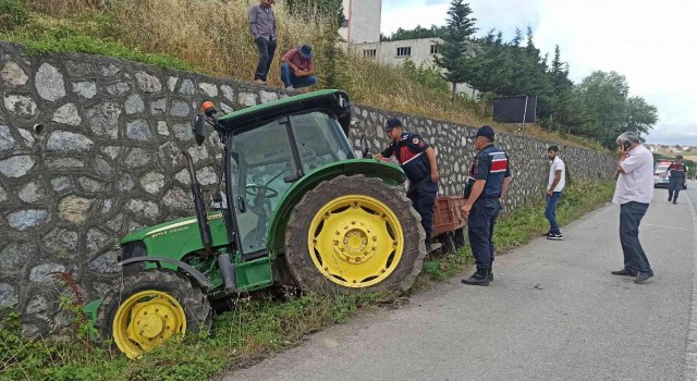 Traktör istinat duvarına çarptı: 1 yaralı