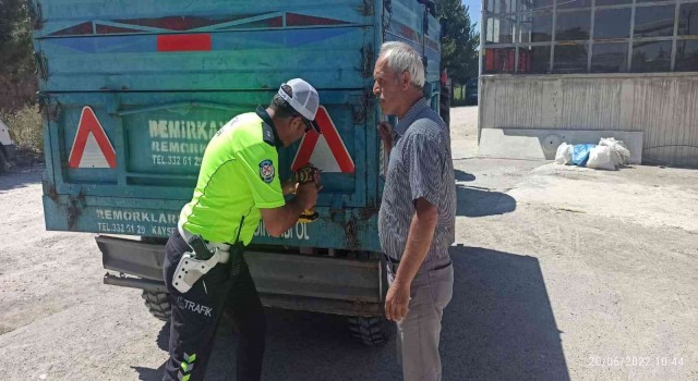 Traktör sürücüleri römorklarına reflektör taktı