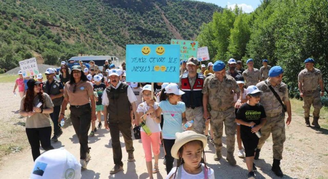 Tuncelide öğretmen ve öğrenciler atık topladı
