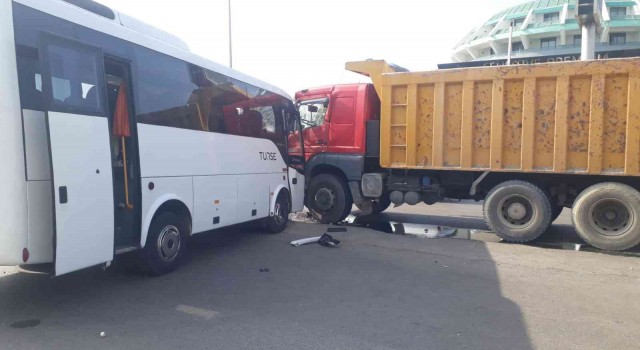 Tur midibüsü ile kamyon çarpıştı: 2 yaralı
