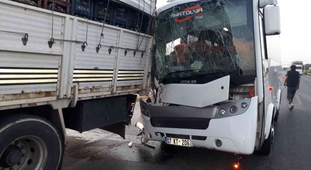 Tur midibüsü kamyona arkadan çarptı: 2si Alman 3 turist yaralı
