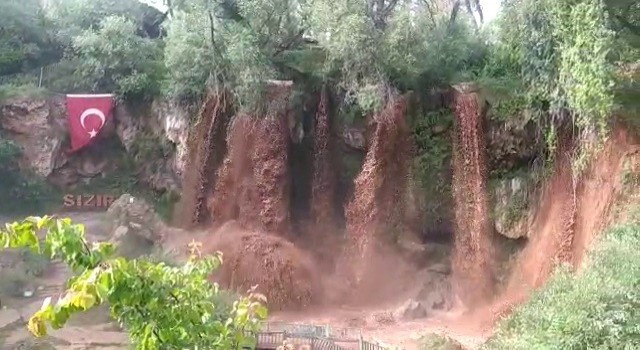 Turistik şelale sel sularından nasibini aldı