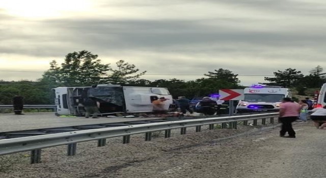 Turistleri taşıyan otobüs kaza yaptı: 1 ölü, 22 yaralı