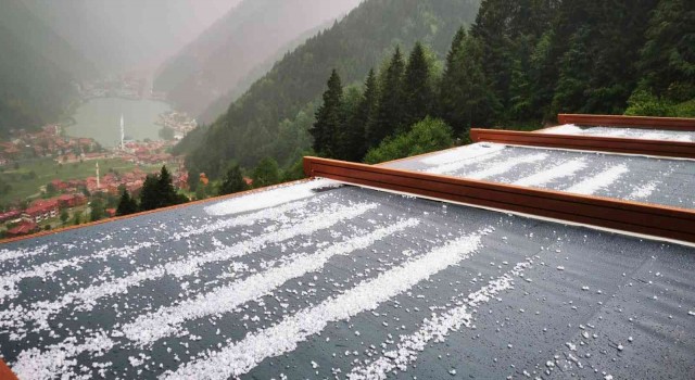 Turizm merkezi Uzungölde dolu yağışı etkili oldu