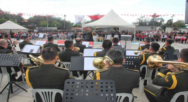 Türk Kara Kuvvetlerinin kuruluş yıl dönümü dolayısıyla askeri bando konser verdi