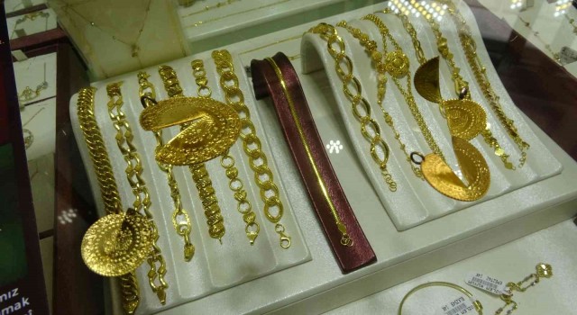 Türkiyede bir ilk: Kuyumcular Odası Başkanı makası eline aldı düşük ayarlı altınları doğradı