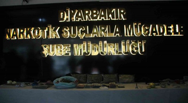 Türkiyenin en büyük uyuşturucu operasyonunda ele geçirilen suç unsurları sergilendi