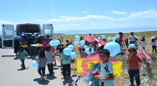 Tuşba Belediyesinden, öğrenciler için uçurtma şenliği düzenledi