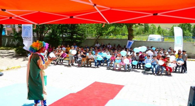 Tuşba Belediyesinden öğrencilere yönelik tiyatro etkinliği