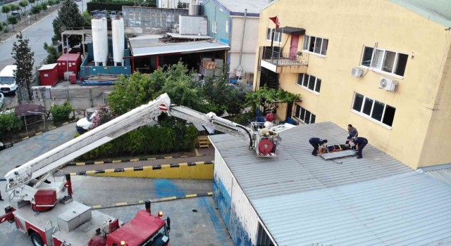 Tuzlada babasının iş yerine gelen 13 yaşındaki çocuk, camdan sarkıp düştü