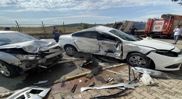 Tuzlada direksiyon hakimiyetini kaybeden sürücü, otomobile çarptı: 2 yaralı