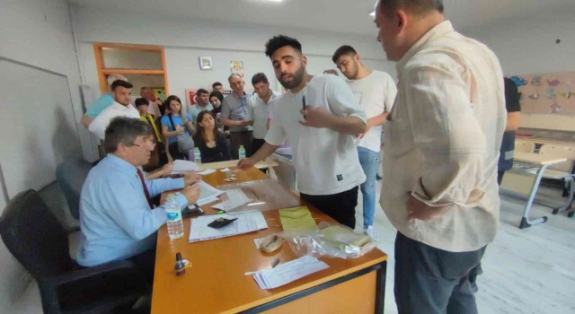 Üç muhtarlıkta ara seçimleri yapıldı.