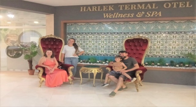 Ukraynalı aile, şifalı sularıyla ünlü Ilıcaya hayran kaldı