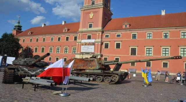 Ukraynanın etkisiz hale getirdiği Rus tankı ve obüsü Polonyada sergilendi