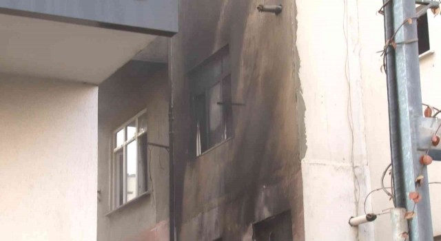 Ümraniyede binayı alevler sardı, komşular kovalarla su taşıdı