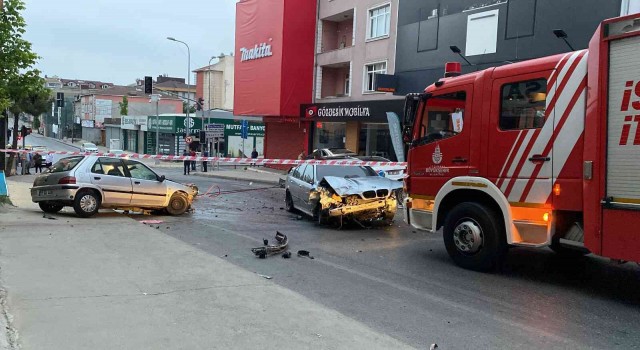 Ümraniyede çarpışan iki otomobil park halindeki araçlara çarptı, ortalık savaş alanına döndü
