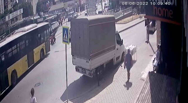 Ümraniyede İETT otobüsünün çarptığı temizlik işçisi hayatını kaybetti