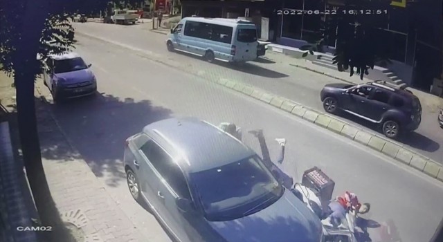 Ümraniyede motosikletin çarptığı yaya, başka bir yayanın üzerine uçtu