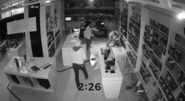 Ümraniyede teknoloji mağazasında 3 dakikada 3 milyonluk soygun kamerada