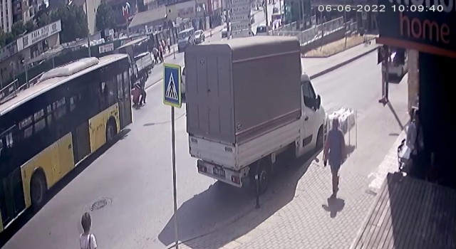 Ümraniyede temizlik işçisine İETT otobüsü çarptı, o anlar güvenlik kamerasına yansıdı