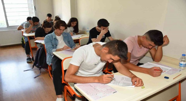 Üniversite adayları YEGEM ile sınava hazırlanıyor