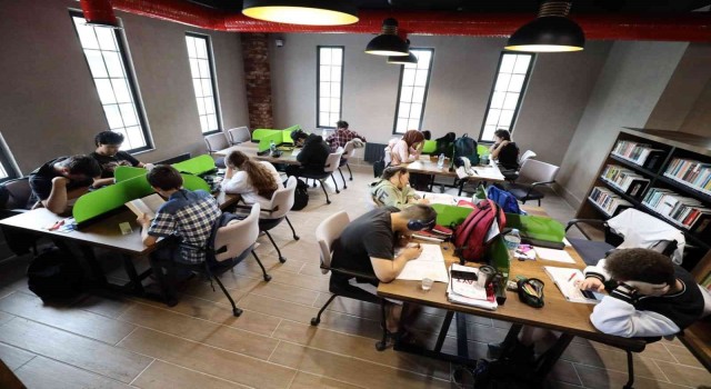 Üniversite sınavına girecek gençler, son hazırlıklarını Kitaphanede yaptı