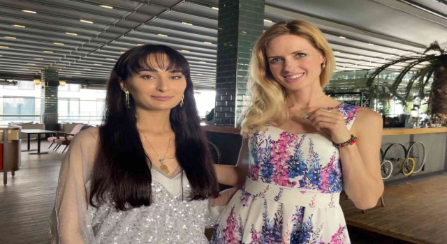 Ünlü oyuncu Wilma Elles, kendisi için tasarlanan kolyeyi taktı