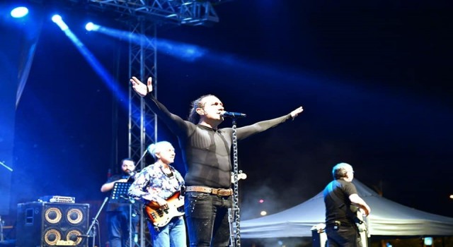 Ünlü sanatçı Kıraç, kiraz festivalinde sevenleriyle buluştu