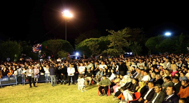 Ünlü sanatçı Sarıkaya, Vanlılara unutulmaz bir gece yaşattı