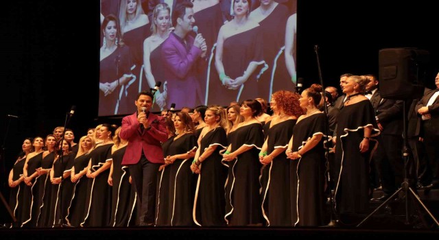 Ünlü sanatçılar ve C-Majör korosu down sendromlu çocuklara destek konserinde bir araya geldi