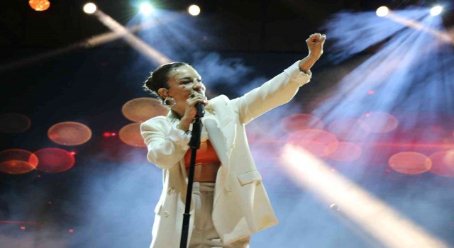 Ünlü şarkıcı Fatma Turgut Safranboluda sahne aldı
