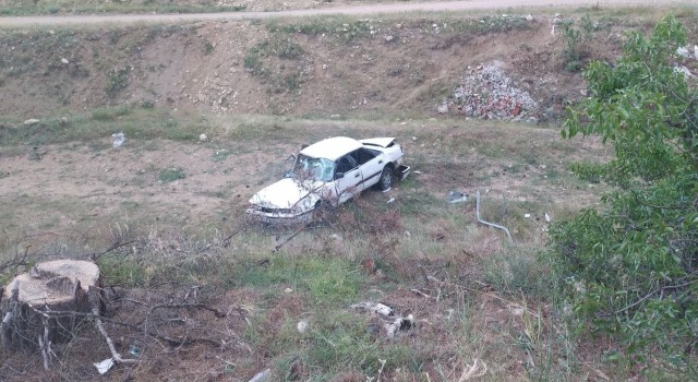 Uşakta şarampole uçan araçtan 2 kişi ağır yaralandı