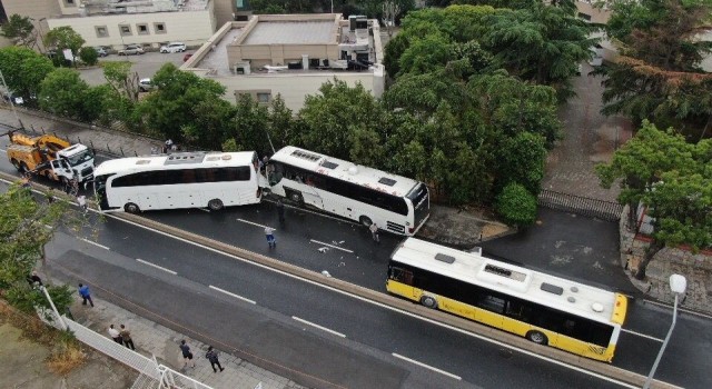 Üsküdarda İETT otobüsü ile iki tur otobüsü çarpıştı, ortalık savaş alanına döndü