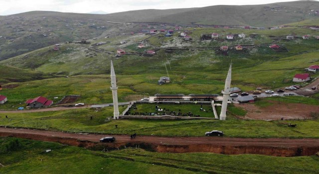 Üstü açık camide 561 yıldır çimen üzerinde Cuma namazı kılınıyor