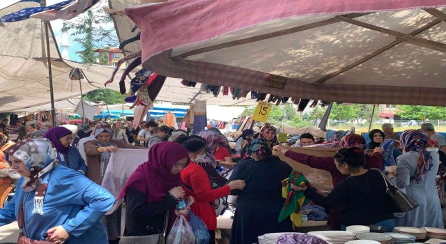 Uygun fiyata giyinmek isteyenler Çarşamba Pazarının yolunu tuttu