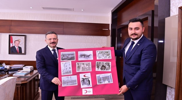 Vali Aksoya Türk Kızılayı rozeti