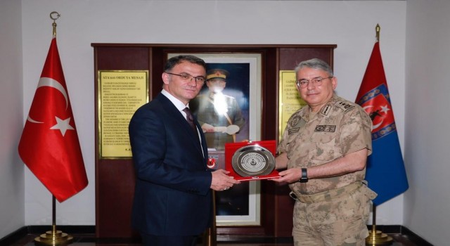 Vali Balcıdan Tümgeneral Kurtoğluna ziyaret
